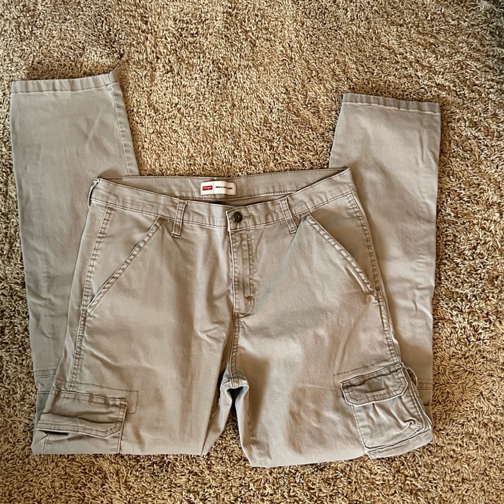 Mens wrangler cargo pants. Size 32x30.